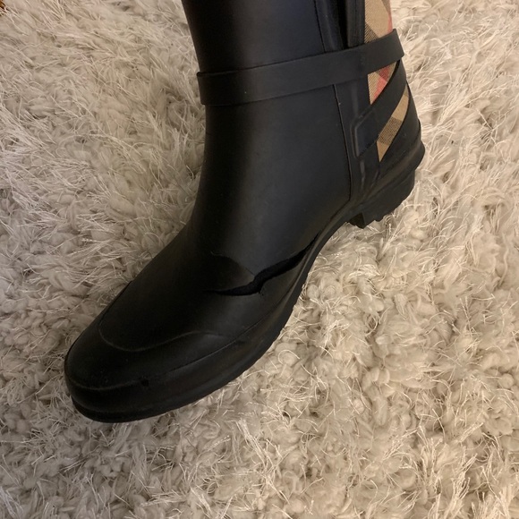 Burberry rain boots - Picture 8 of 12